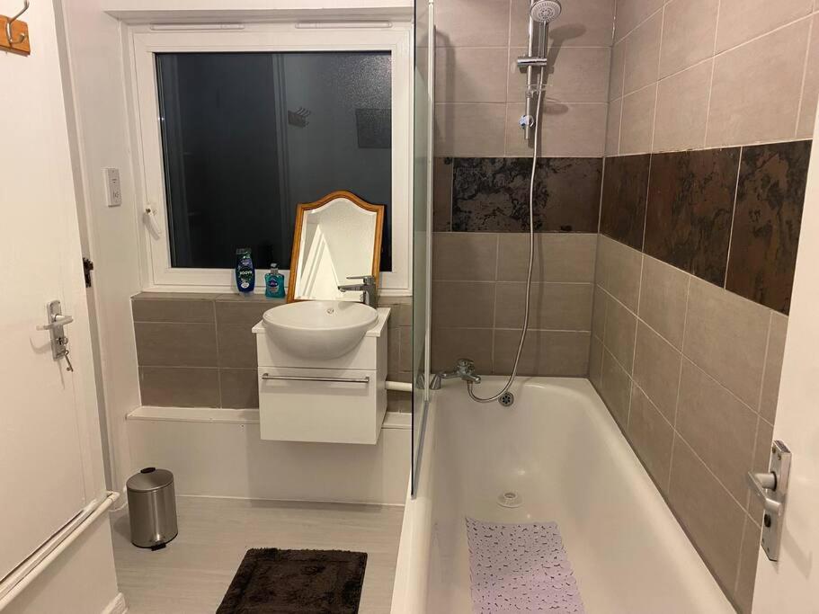 2 Bedroom Flat Camberwell Grove Londra Esterno foto